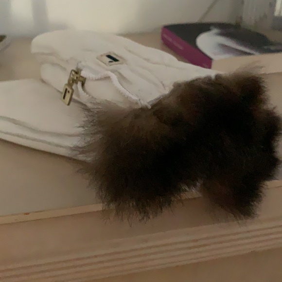 Restelli white leather mittens with fur. - Picture 3 of 3